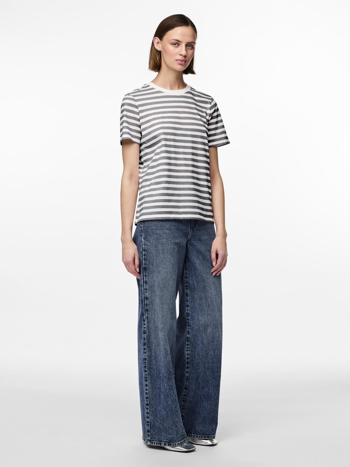 model_shot-front_full